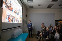 Uczestnicy spotkania w Klubie Podróżnika podczas projekci filmu. Zdjecie wykonano w sali Muzeum Historycznego w Legionowie.