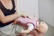 reanimacja na manekinie dziecka