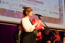 Na zdjęciu Justyna Ubowska-Gendek, laureatka Orderu „Przyjaciel Osób z Niepełnosprawnościami”, podczas wręczania nagrody.