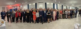 Zdjęcie grupowe sołtysek i sołtysów podczas corocznego zjazdu.