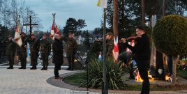 poczty sztandarowe i delegacja wicestarosty przed pomnikiem ofiar katynia, przy pomniku gra skrzypek