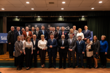 Zdjęcie grupowe przedstawiwa kilkanascie osób pozujących na sciance promocyjnej Miasta i Gminy Serock. Fot. UMiG Serock