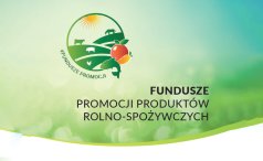 Grafika przedstawia logo Funduszy Promocji Produktów Rolno-Spożywczych. Tło jest zielone, rozmyte. Na dole widnieje napis:  FUNDUSZE PROMOCJI PRODUKTÓW ROLNO-SPOŻYWCZYCH