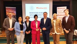 Na zdjęciu uwieczniono uczestników Serockiego Forum Społeczeństwa Obywatelskiego, które odbyło się 5 kwietnia 2025 roku. W centrum fotografii znajdują się przedstawiciele władz samorządowych, organizatorzy oraz zaproszeni goście. W tle widoczna jest prezentacja z nazwą wydarzenia oraz logotypami Województwa Mazowieckiego i Stowarzyszenia NAREW .