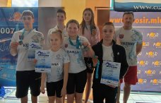 Na zdjęciu zawodnicy UKS Delfin z medalami i dyplomami oraz trener