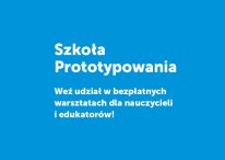 Grafika, niebieskie tło biały napis: Szkoła prototypowania. Weź udział w bezpołatnych warsztatach dla nauczycieli i edukatorów!