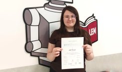 na zdjęciu uczennica LO im. Stanisława Lema - Julia Olczyk