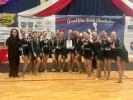 na zdjęciu drużyna Elite Cheerleaders Academy z Legionowa z trenerką
