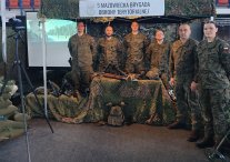 Na zdjęci żołnierze 5. Mazowieckiej Brygady Obrony Terytorialnej w stoisku promocyjnym