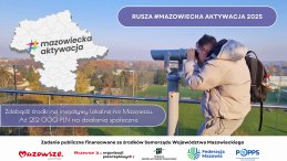 Zdjęcie przedstawia mężczyznę patrzącego przez lunetę