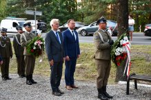 Członek Zarządu Powiatu Marcin Fabisiak oraz radny Rady Powiatu skłądają kwiaty w Wólce Radzymińskiej