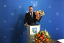 Na zdjęciu jest Mariusz Borkowski, któremu podczas sesji powiatowej uroczyście powierzono obowiązki dyrektora dyrektora Liceum Ogólnokształcącego im. Stanisława Lema w Stanisławowie Pierwszym