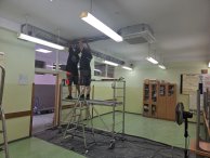 Prace remontowe na korytarzu w Liceum Ogólnokształcącym im. Marii Konopnickiej w Legionowie.