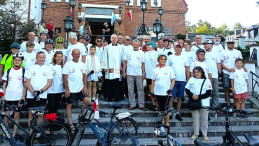 Na zdjęciu widnieje grupa rowerzystów z Legionowa, która po raz kolejny wyruszyła spod kościoła Najświętszego Ciała i Krwi Chrystusa w Legionowie i udała się do Ossowa