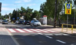 Zdjęcie przedstawia przejście dla pieszych przy Szkole Podstawowej nr 4 w Legionowie, przed modernizacją.