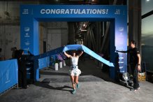 Klaudia wbiegająca na mece, przerywająca wstęgę zwycięzcy