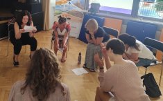 Na zdjęciu kobiety siedzące w okręgu