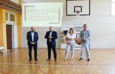 Na zdjęciu wykonanym na sali gomnastycznej stoją od lewej: członek Zarządu Powiatu Artur Stankieriwcz, wicestarosta legionowski Konrad Michalski. naczelkik wydziału edukacji Starostwa Powiatowego Beata Doroś-Woxniak oraz dyrektor LO im. M. Konopnickiej Mariusz Suwiński.
