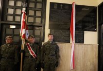 Na zdjęciu trzyosobowy poczet sztandarowy oraz odsłonięta tablica w hołdzie ludziom "Solidarności"