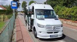 Biały bus linii 7P na przystanku