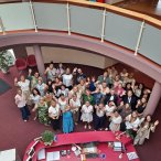 Zdjęcie grupowe, widok z góry na uczestników spotkania w w siedzibie IWRD w Gdańsku.