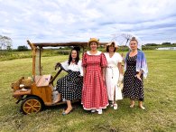 Na zdjęciu kobiety w strojach z okresu międzywojennej Warszawy