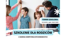 Na zdjęciu rodzice, którzy mierzą swoją dwójkę dzieci