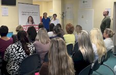 Na zdjęciu osoby siedzące tyłem, uczestniczące w wykładzie na temat HPV.