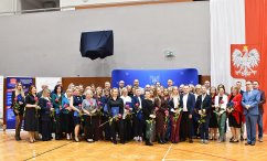 Zdjęcie grupoew: nauczyciele, dyraktorzy, wladze powiatu oraz przedsiębiorcy podczas uroczystoci z okazji Dnia Edukacji Narodowej.