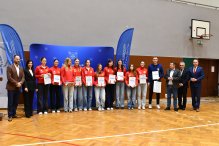 Na zdjęciu wyróżnieni podczas wydarzenia za I miejsce w finałach Warszawy i Mazowsza w piłce siatkowej