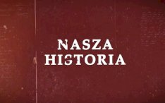 Grafika, bordowe tło z białym napisem Nasza Historia