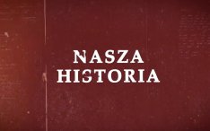 Bordowe tlo z białym napisem Nasza Historia