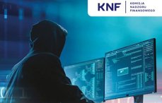 Zakapturzona postać siedzi przed monitorem komputera