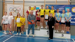 Na zdjęciu zwycięskie drużyny stojące na podium