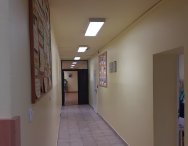 Korytarz szkolny z wymienionymi oprawami świetlnymi