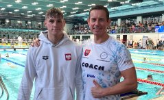 na zdjęciu Maciej Perl z trenerem na tle pływalni