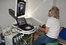 Lekarz wykonujący badanie ultrasonograficzne.