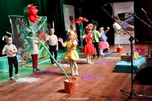 Dzieci w wieku przedszkolnym wystepujące na scenie