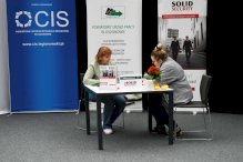 Zdjęcie: dwie osoby przy stoliku podczas rozmowy rekrutacyjnej.