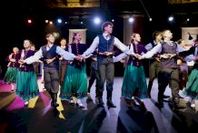 Na zdjęciu tancerze występujący w ludowych strojach