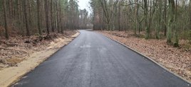 Zdjęcie - fragment przebiegajacej przez las wyremontowanej drogi w Dąbkowiznie