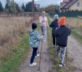 Na zdjęciu dzieci podczas treningu Nordic Walking