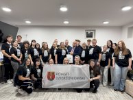 Na zdjęciu grupa młodych ludzi z powiatu Dzierżoniowskiego z wicestarostą Konradem Michalskim