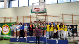 Na zdjęciu są licealne siatkarki, które próbowały swoich sił w Mazowieckich Igrzyskach Młodzieży Szkolnej