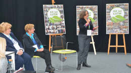 Na zdjęciu prelegentka zaproszona na VII Konwent Mazowieckich Rad Seniorów