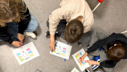 Na zdjęciu młodzież pracująca na kartach pracy