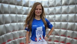 Zdjęcie Klaudii Krajewskiej na szarym tle fot. Krzysztof Romaniuk