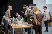 Na zdjęciu widać zgromadzonych wielu fanów komiksów