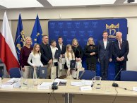 Na zdjęciu organizatorzy i laureaci konkursu