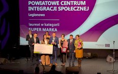 Na scenie laureaci odbierają wyróżnienie